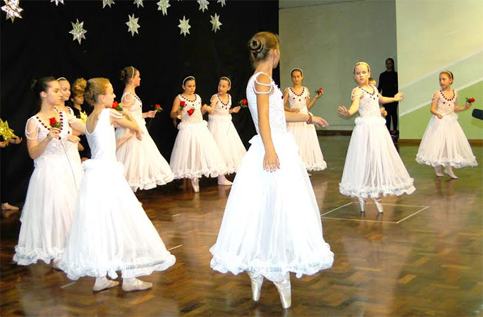 Alunas do ballet também mostraram sua leveza no palco principal.